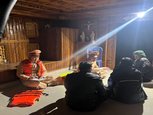 Bắt quả tang hành vi hút và bán cát ngay trên sông Hồng địa bàn giáp ranh