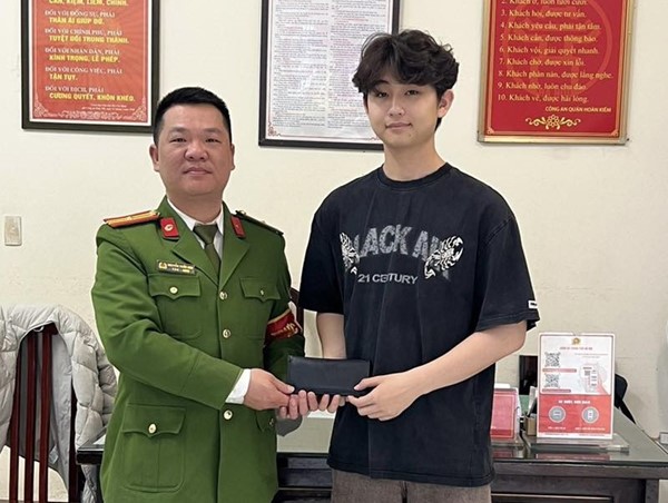 Công an phường giúp đỡ người dân tìm lại tài sản thất lạc 