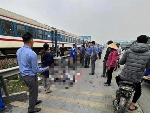 Tai nạn giao thông mới nhất hôm nay (31/12/2023): Băng qua đường sắt, người đàn ông đi xe máy tử vong