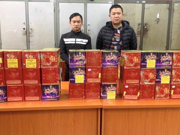 Mua pháo hoa nổ về bán kiếm lời, hai thanh niên bị bắt tại nhà