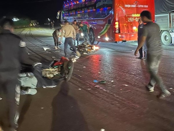 Tai nạn giao thông mới nhất hôm nay (2/1/2024): Xe khách va chạm xe máy, một người tử vong tại chỗ