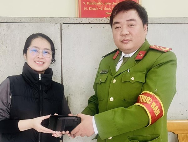 Người phụ nữ vui mừng nhận lại chiếc iPhone bị đánh rơi