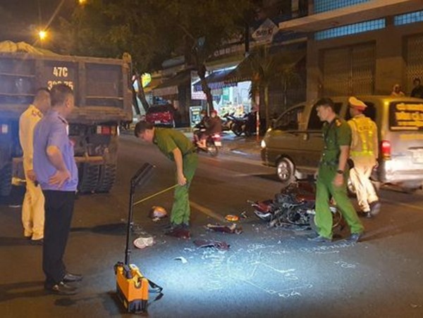 Tai nạn giao thông mới nhất hôm nay (3/1/2024): Trượt ngã vào xe tải, người phụ nữ tử vong thương tâm