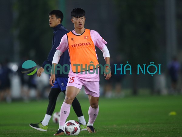 HLV Philippe Troussier bổ sung cầu thủ U23 trong buổi tập của tuyển Việt Nam