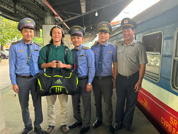 Niềm vui của hành khách khi được tổ tàu SE21 trao trả lại số tài sản lớn