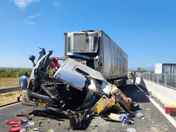 Tai nạn giao thông mới nhất hôm nay (4/1/2024): Xe container tông đuôi xe đầu kéo trên cao tốc, tài xế tử vong