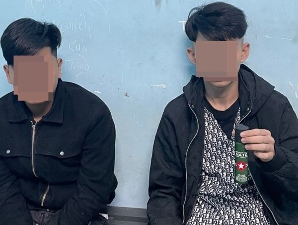 2 thanh niên không đội mũ bảo hiểm “thủ” bình xịt hơi cay trong cốp xe