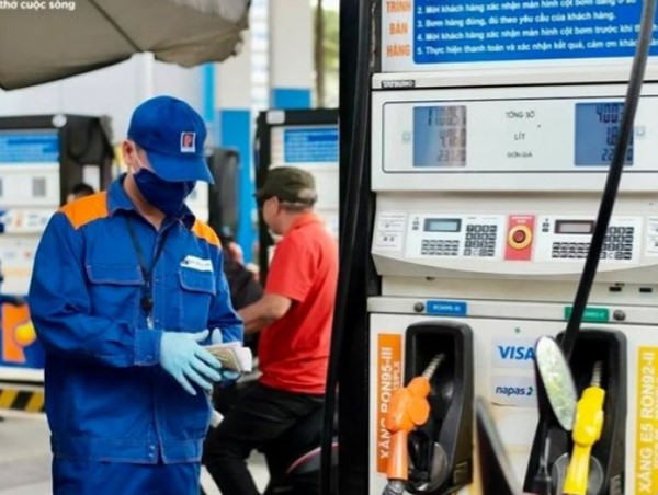 Từ 15h hôm nay (4/1), giá xăng dầu trong nước giảm nhẹ