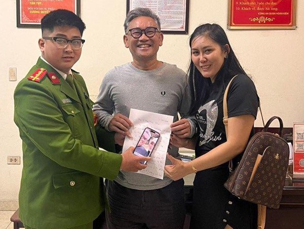 Công an phường Hàng Trống giúp đỡ du khách Thái Lan tìm lại tài sản thất lạc ngày đầu năm mới 