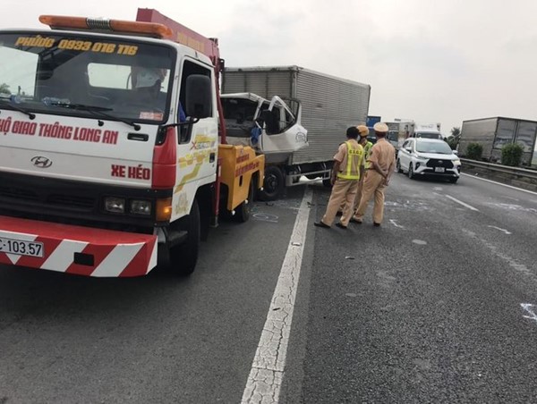 Tai nạn giao thông mới nhất hôm nay (5/1/2024): Ô tô gặp tai nạn trên Đại lộ Thăng Long, tài xế tử vong tại chỗ