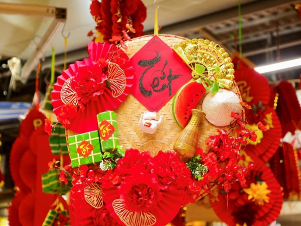 Phố Hàng Mã rực rỡ sắc màu đón Tết Giáp Thìn 2024