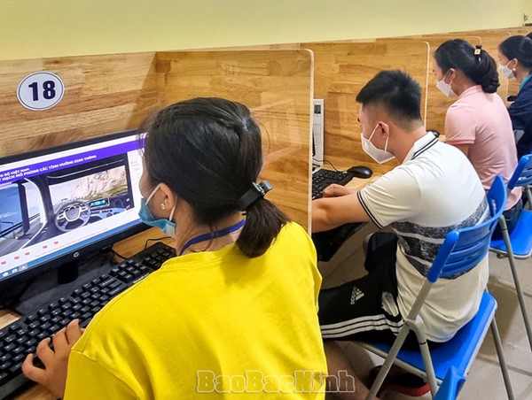 Phần thi mô phỏng tình huống gây mất ATGT, khiến người học người thi bức xúc