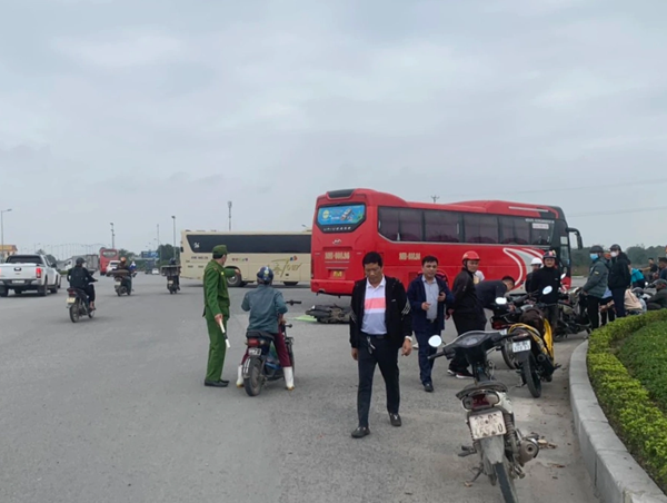 Tai nạn giao thông mới nhất hôm nay (7/1/2024): Không nhường đường, 2 xe khách tông trực diện trên cầu tạm