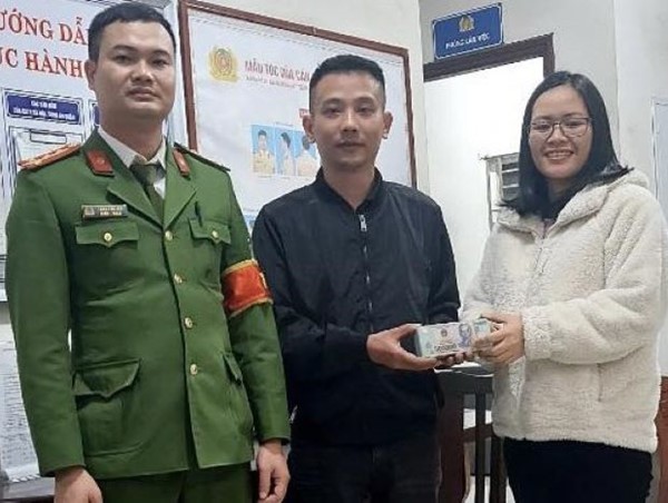 Công an phường giúp đỡ người dân tìm lại số tiền gần 200 triệu đồng đánh rơi