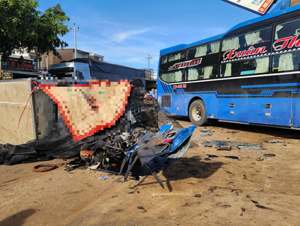 Tai nạn giao thông mới nhất hôm nay (9/1/2024): Xe container ôm cua cuốn xe máy vào gầm khiến người phụ nữ tử vong