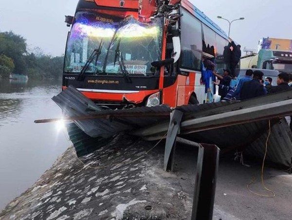 Tai nạn giao thông mới nhất hôm nay (10/1/2024): Va chạm giữa xe máy và xe máy điện khiến 1 phụ nữ tử vong 