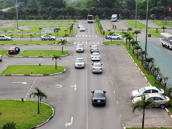 Những điều cần biết về thi bằng lái xe hạng E năm 2024