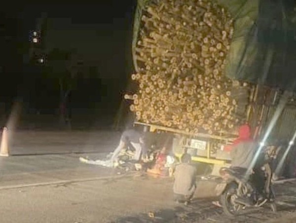 Tai nạn giao thông mới nhất hôm nay (13/1/2024): Tông vào xe tải dừng bên đường, 2 người đi xe máy tử vong