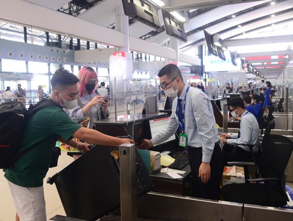 Vé máy bay Tết đắt đỏ, khan hiếm: Dấu hiệu bất thường?