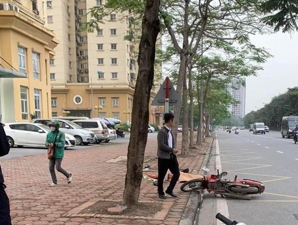 Tai nạn giao thông mới nhất hôm nay (15/1/2024): Thiếu niên đi xe máy tự ngã, văng lên hè tử vong