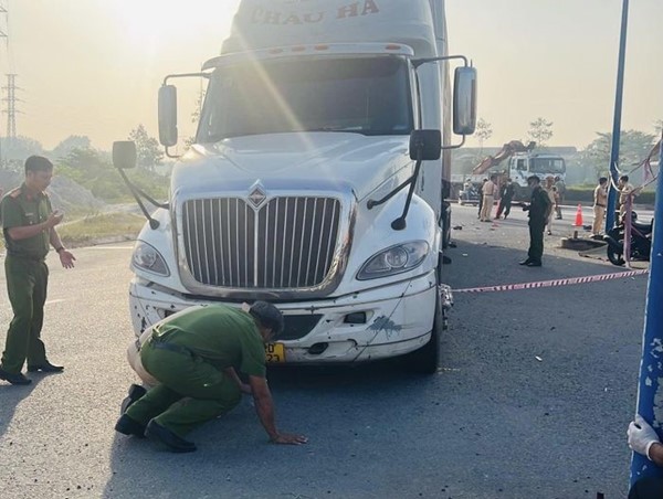 Tai nạn giao thông mới nhất hôm nay (17/1/2024): Hai công nhân bị xe container cán tử vong trên đường đi làm