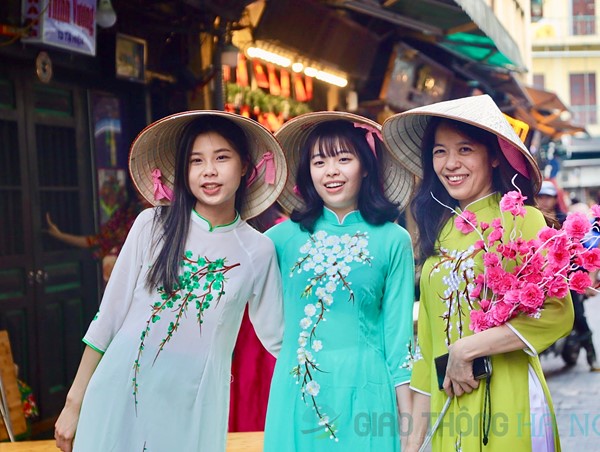 Giới trẻ xuống phố chụp ảnh áo dài những ngày cận Tết