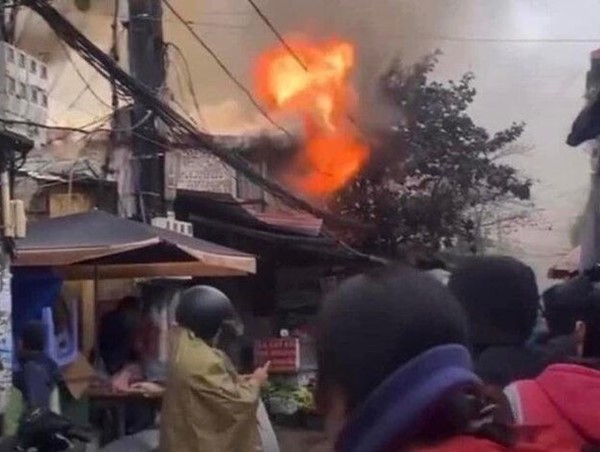 Kịp thời dập tắt đám cháy nhà dân ở Hà Nội