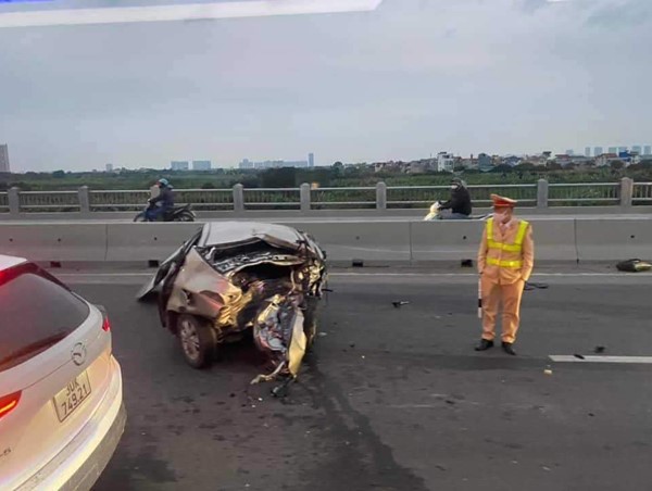 Hai ô tô con biến dạng sau cú va chạm trên cầu Vĩnh Tuy