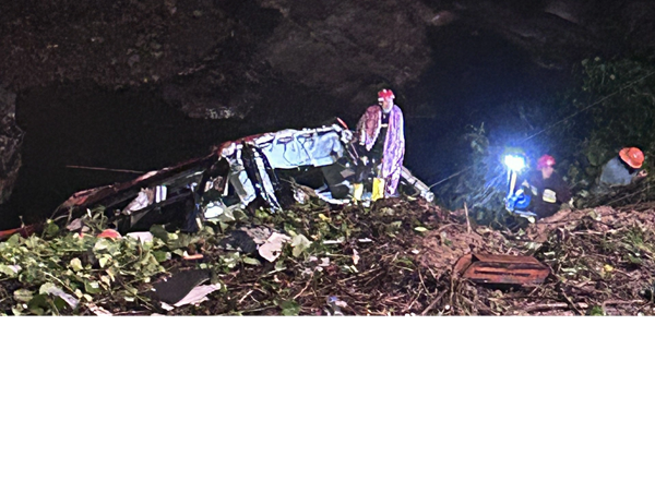 Xe khách giường nằm lao xuống vực, nhiều người thương vong