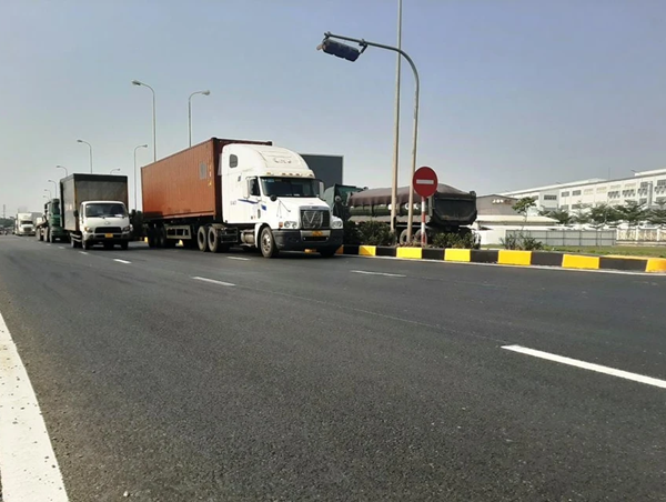 Khẩn trương tổ chức khắc phục tạm thời các vị trí mặt đường không êm thuận trên QL5