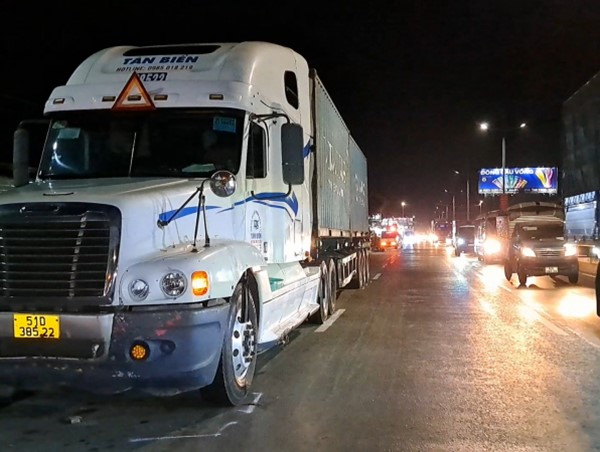 Tai nạn giao thông mới nhất hôm nay (25/1/2024): Va chạm với xe đầu kéo, 2 cô gái trẻ thương vong