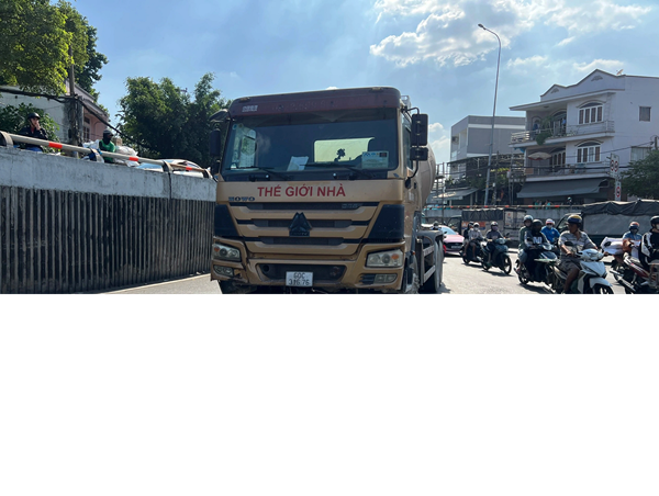 Tai nạn giao thông mới nhất hôm nay (30/1/2024): Va chạm với tàu hỏa, người phụ nữ đi xe máy tử vong