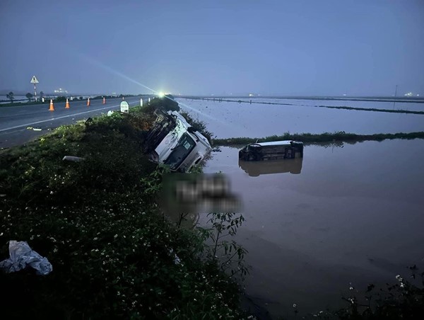 Tai nạn giao thông mới nhất hôm nay (31/1/2024): Ô tô con và xe tải va chạm kinh hoàng, 2 người tử vong