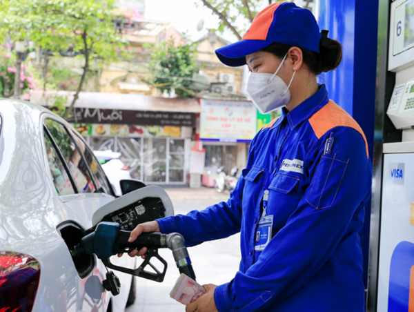 Giá xăng RON95-III vượt 24.000 đồng mỗi lít