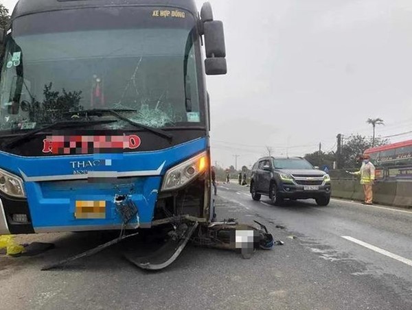 Tai nạn giao thông mới nhất hôm nay (2/2/2024): Bị xe khách tông, cụ ông cùng vợ tử vong thương tâm