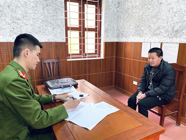 Khởi tố 1 lái xe về tội chống người thi hành công vụ