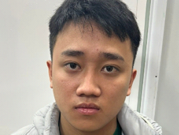 Nam thanh niên vào tiệm vàng cướp giật mặt dây chuyền mang tặng người yêu