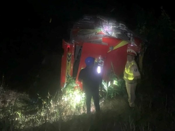 Xe khách lao xuống vực sâu 20m ở Kon Tum, nhiều người bị thương