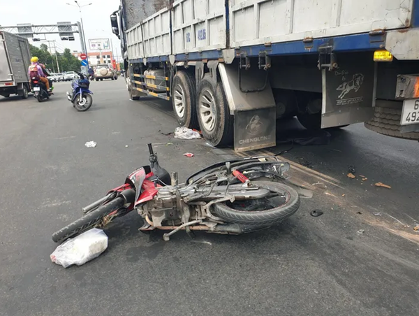 Tai nạn giao thông mới nhất hôm nay (5/2/2024): Ô tô tải tông xe đạp điện khiến một nữ sinh tử vong 