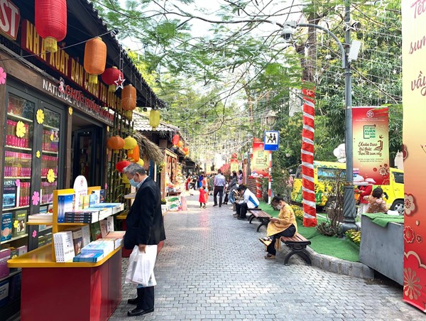 Phố Sách Xuân Giáp Thìn 2024 mở cửa xuyên Tết phục vụ bạn đọc 