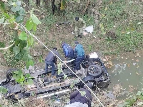 Tai nạn giao thông mới nhất hôm nay (6/2/2024): Ô tô lao xuống vực sâu làm 2 người tử vong