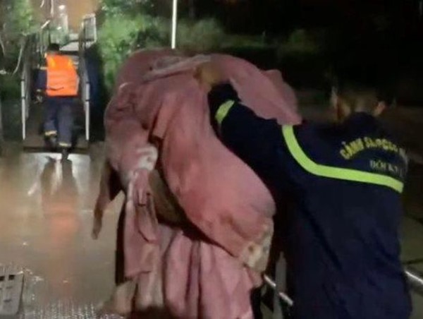 Kịp thời cứu sống nam thanh niên nhảy cầu Chương Dương lúc nửa đêm