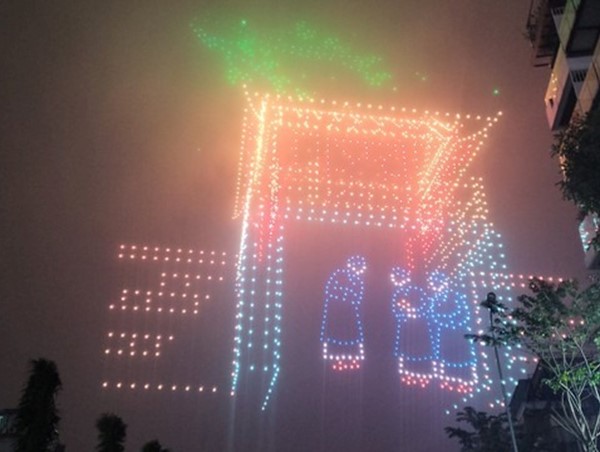 Hồ Tây bừng sáng trong màn trình diễn ánh sáng nghệ thuật với 2.024 drones light - Kỷ lục Đông Nam Á