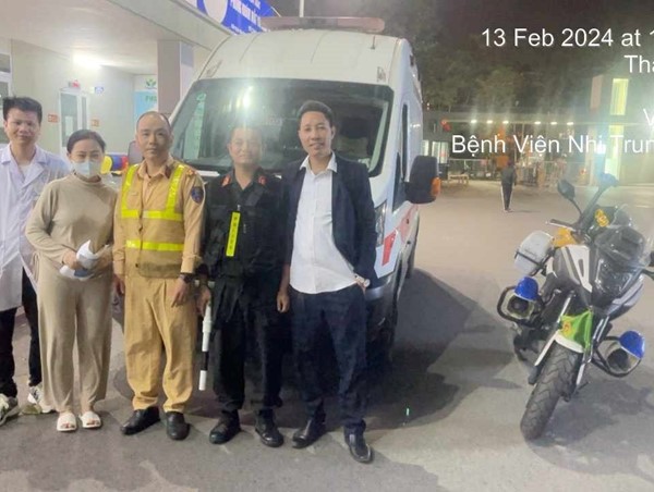 CSGT dùng mô tô đặc chủng mở đường đưa cháu bé đi cấp cứu kịp thời