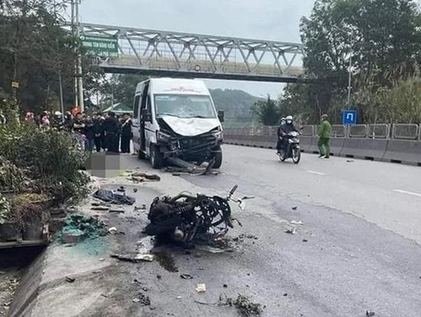 Tai nạn giao thông mới nhất hôm nay (14/2/2024): Chạy ngược chiều tông vào xe khách, 2 thanh niên đi xe máy tử vong