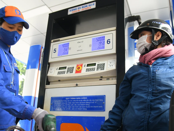 Giá xăng RON95-III tăng gần 700 đồng mỗi lít
