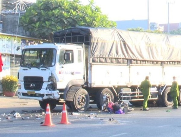 Tai nạn giao thông mới nhất hôm nay (17/2/2024): Va chạm xe tải, 2 người đi xe máy tử vong