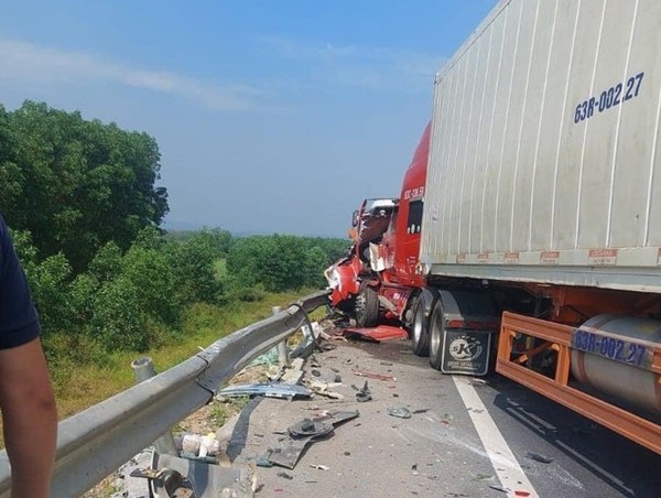 Tai nạn giao thông mới nhất hôm nay (18/2/2024): 3 ô tô tông nhau trên cao tốc Cam Lộ - La Sơn, 2 người tử vong