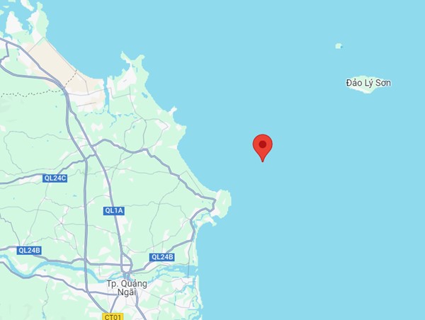 Hỗ trợ tàu cá bị tàu hàng đâm chìm, 9 người rơi xuống biển