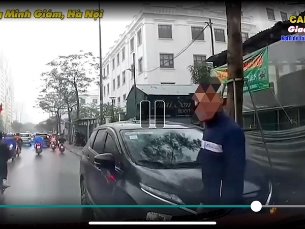 Xử phạt lái xe ô tô con đi ngược chiều còn đe dọa người đi đường